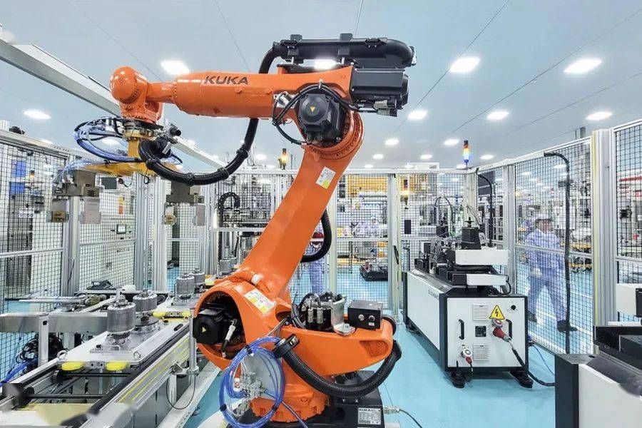 華峰重慶氨綸 以自主創(chuàng)新驅(qū)動(dòng)產(chǎn)業(yè)升級(jí)，智能機(jī)器人研發(fā)引領(lǐng)智造新篇