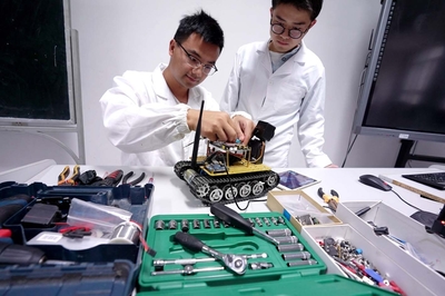 揚(yáng)大博士引領(lǐng)創(chuàng)新突破，智能物聯(lián)網(wǎng)機(jī)器人重塑未來(lái)生活圖景